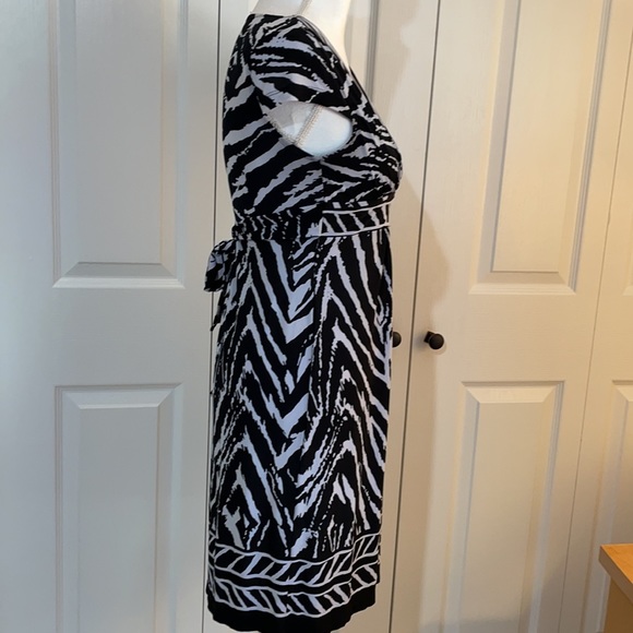 Sweet Storm Black/White S Cap Sleeve Dress Ties in the Back - Picture 3 of 14